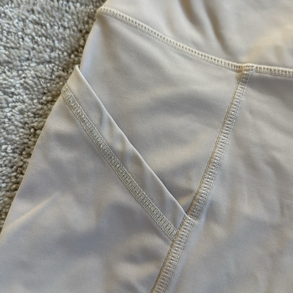 Oalka High-Waisted Biker Shorts - Picture 2 of 4